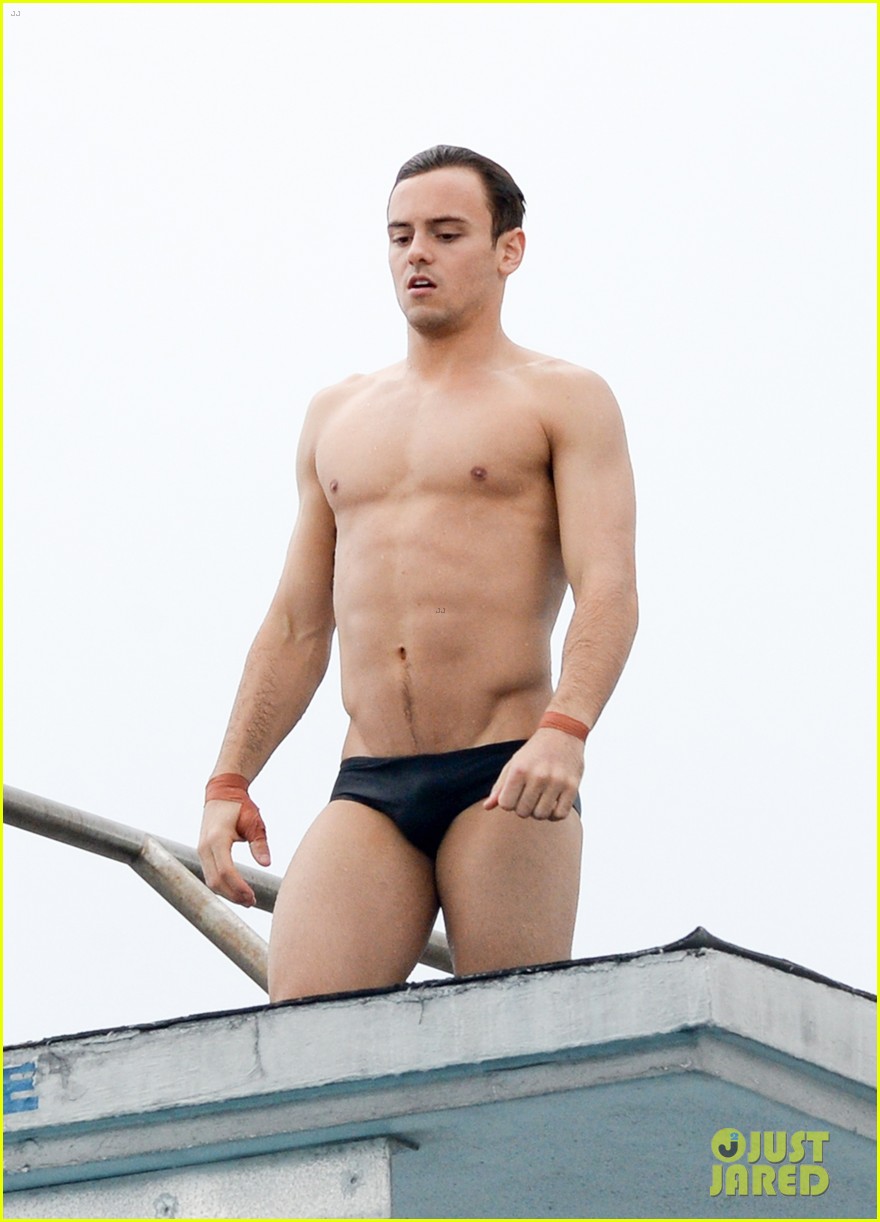 tom daley bares his crazy abs during diving practice 09