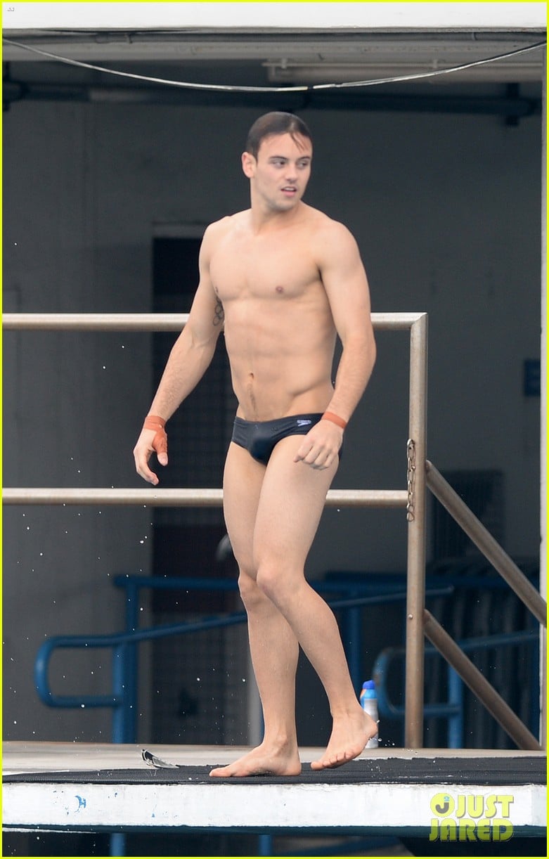 tom daley bares his crazy abs during diving practice 10
