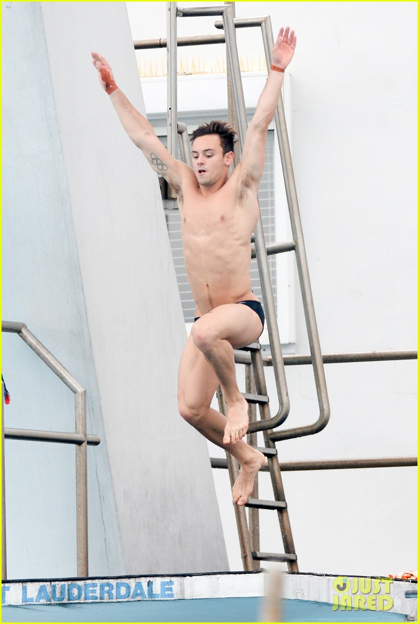 tom daley bares his crazy abs during diving practice 13