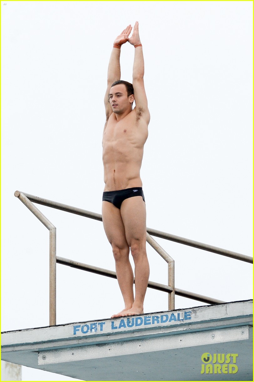 tom daley bares his crazy abs during diving practice 16