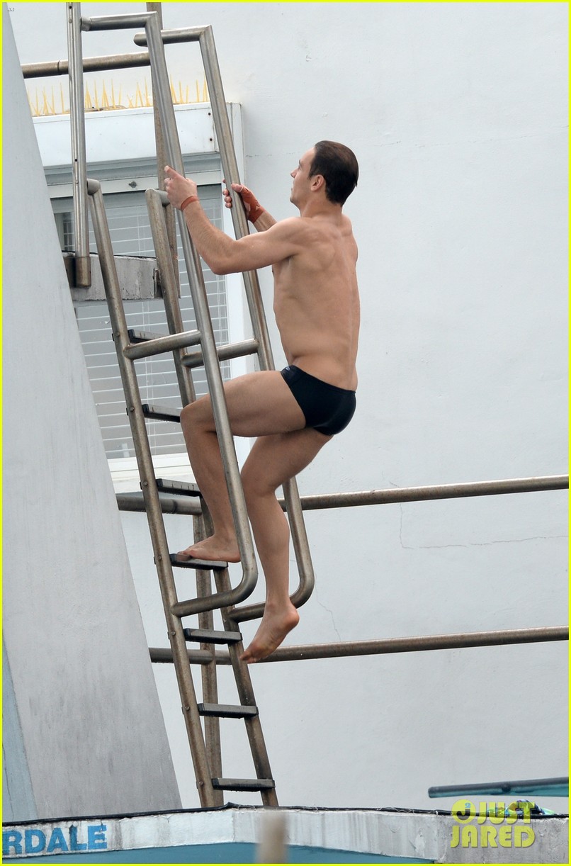 tom daley bares his crazy abs during diving practice 17