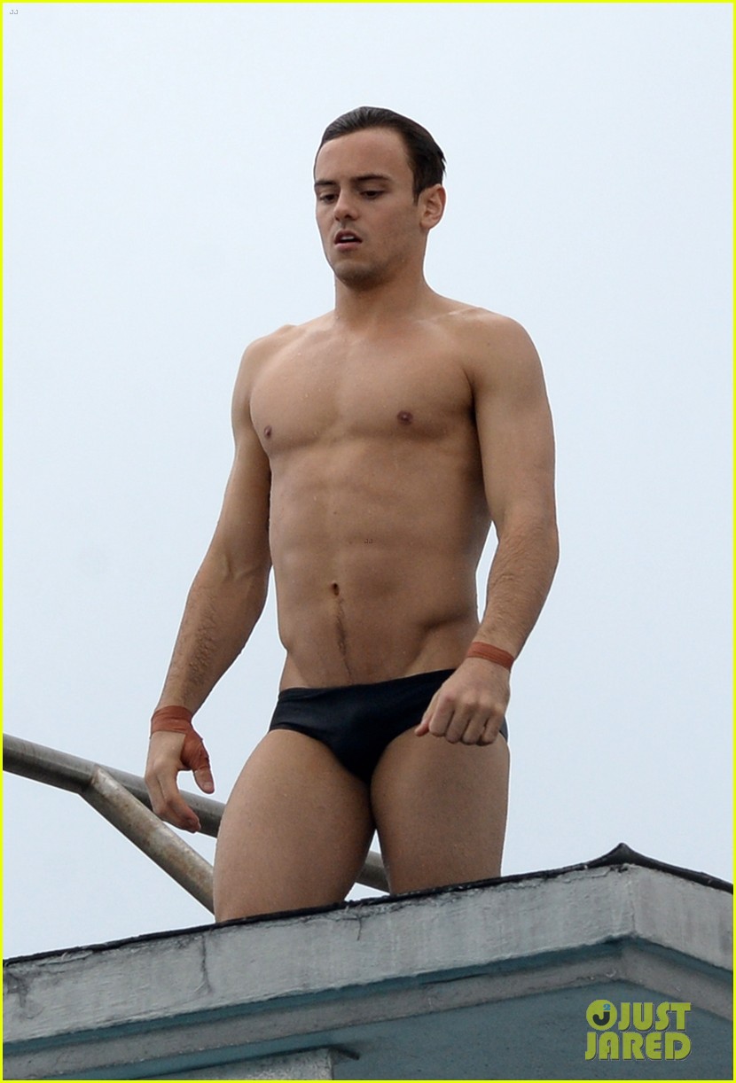 tom daley bares his crazy abs during diving practice 21