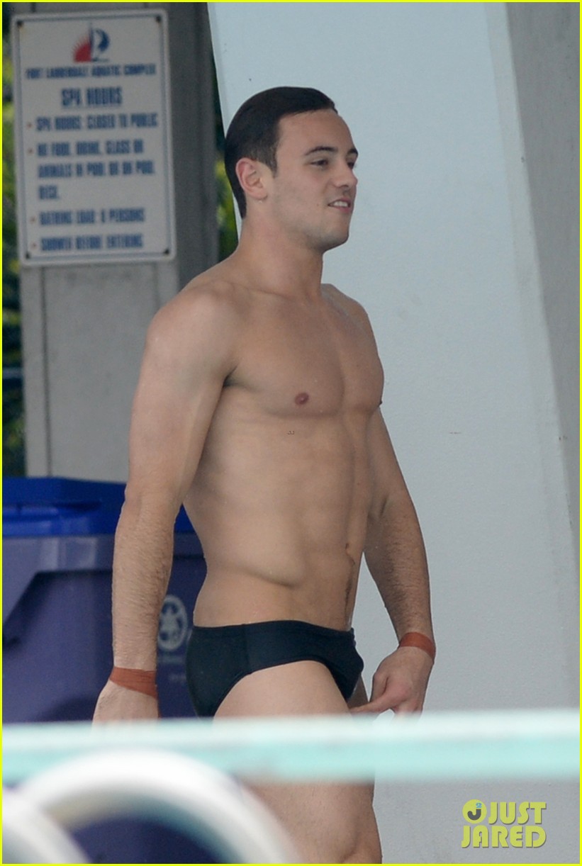 tom daley bares his crazy abs during diving practice 22