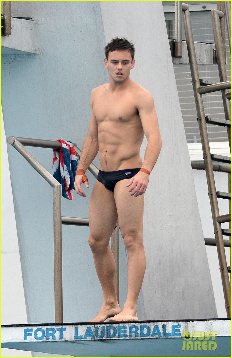 tom daley bares his crazy abs during diving practice 23