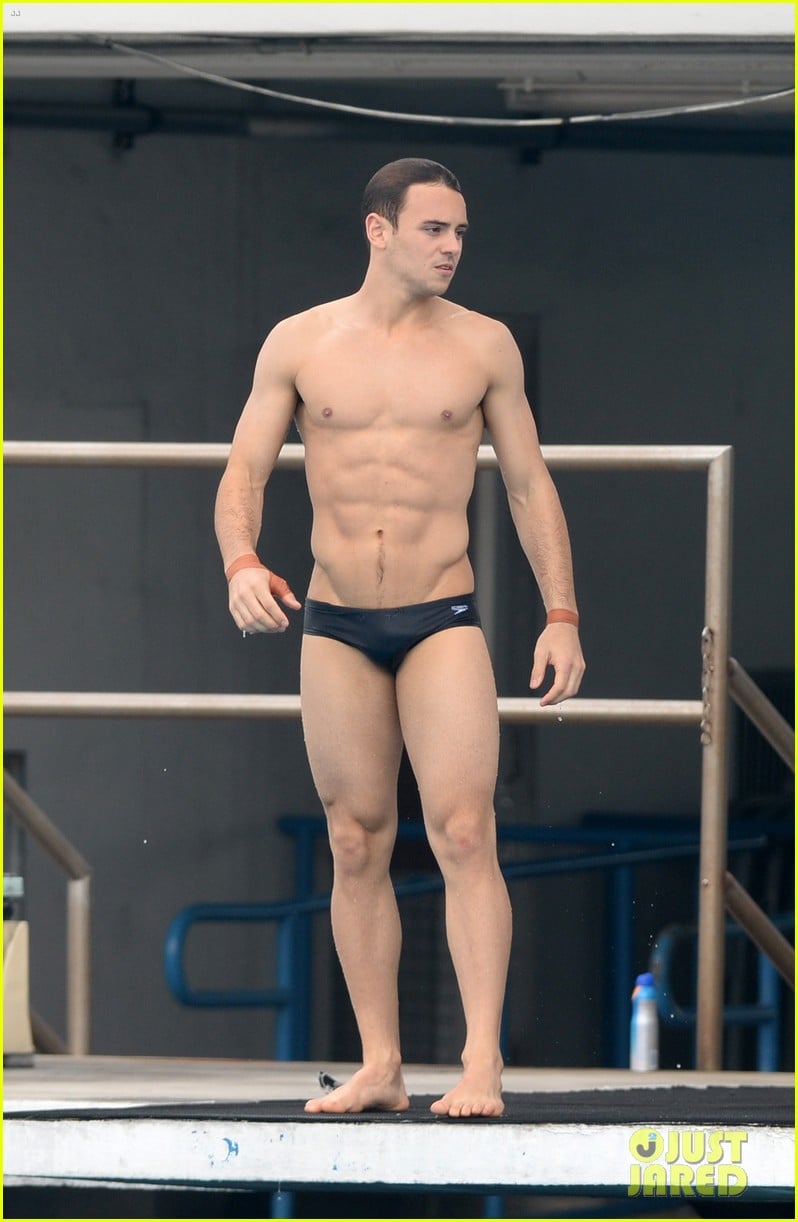 tom daley bares his crazy abs during diving practice 25