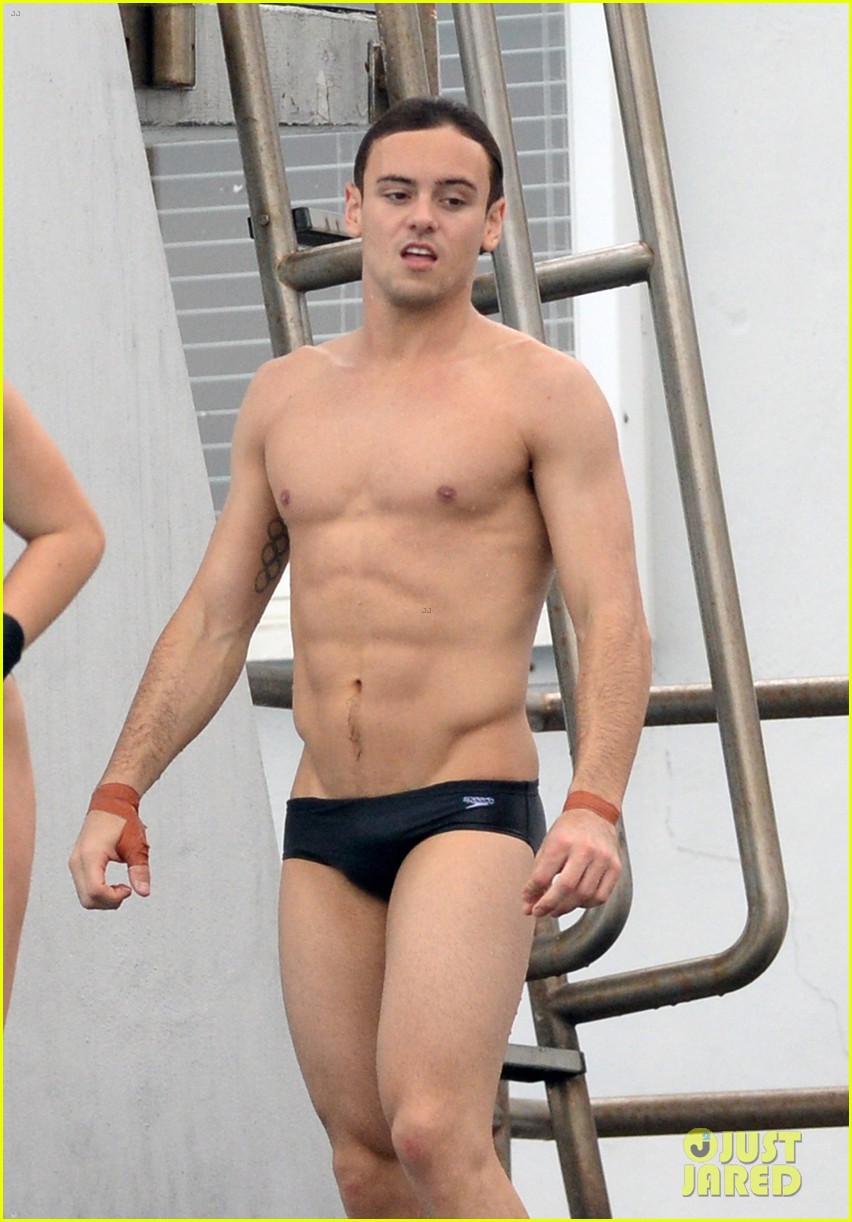 tom daley bares his crazy abs during diving practice 26