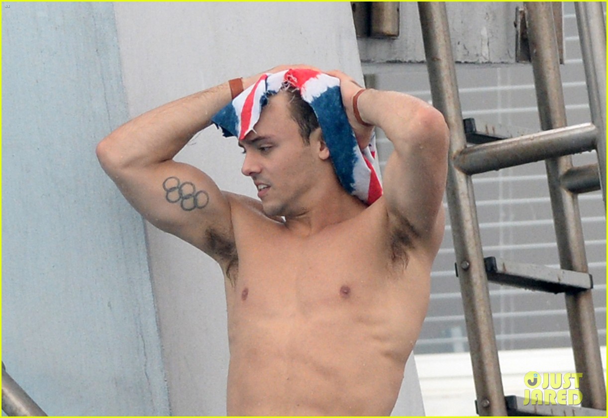 tom daley bares his crazy abs during diving practice 29