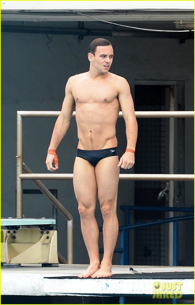 tom daley bares his crazy abs during diving practice 30