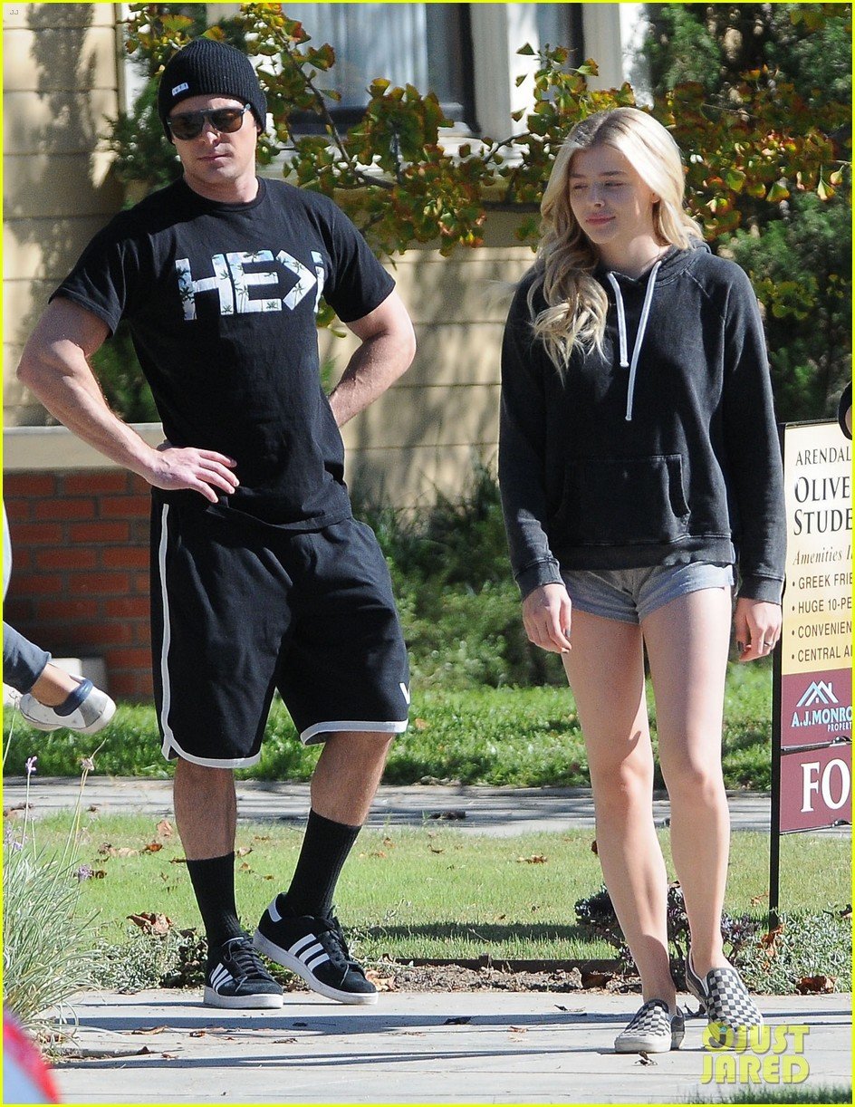 Zac Efron Films 'Neighbors 2' Scenes in Short Shorts Alongside Chloe  Moretz!: Photo 884891, Chloe Moretz, Kaitlyn Dever, Kiersey Clemons, rose  byrne, Seth Rogen, Zac Efron Pictures