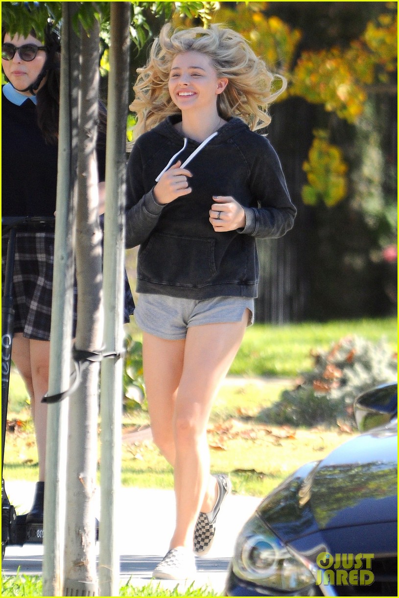 Zac Efron Films 'Neighbors 2' Scenes in Short Shorts Alongside Chloe  Moretz!: Photo 884891, Chloe Moretz, Kaitlyn Dever, Kiersey Clemons, rose  byrne, Seth Rogen, Zac Efron Pictures