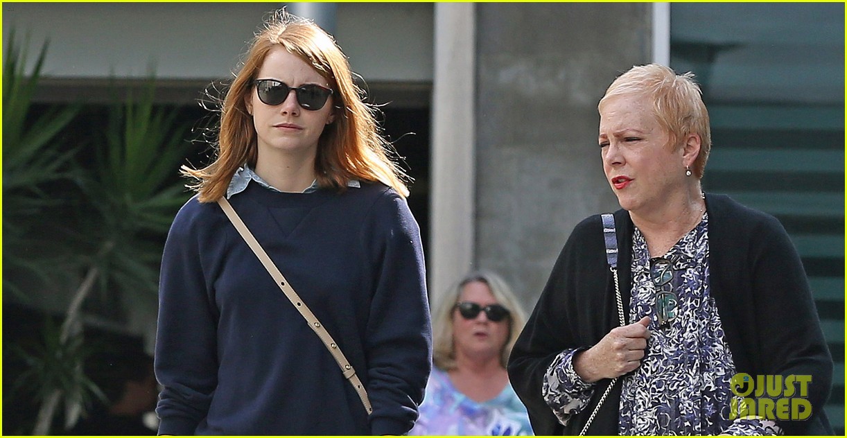 emma stone mom have a movie date 03