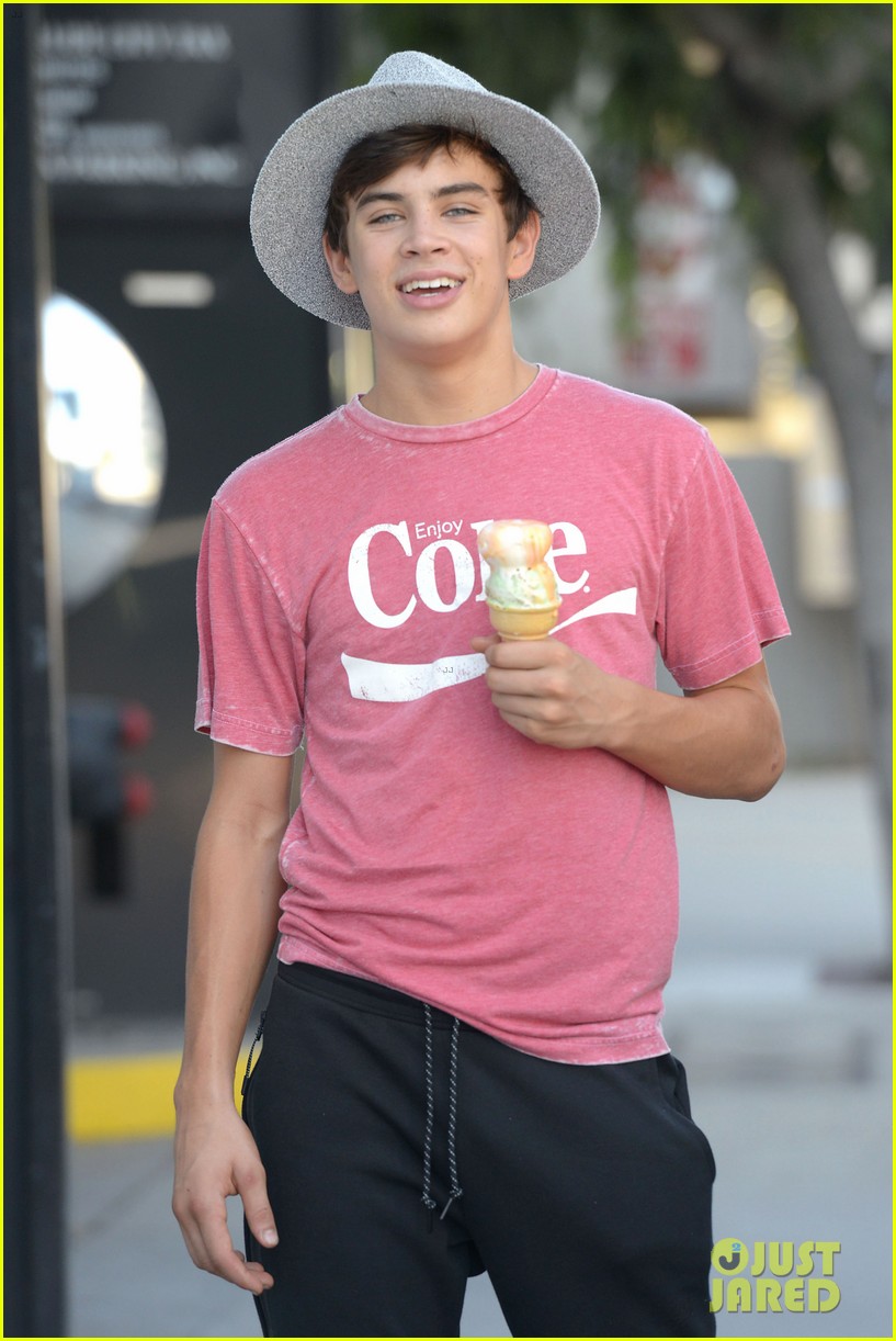 hayes grier ice cream between dwts rehearsals 03
