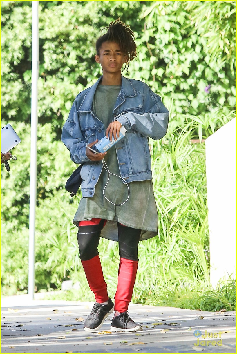 jaden smith chuggs water from box 06