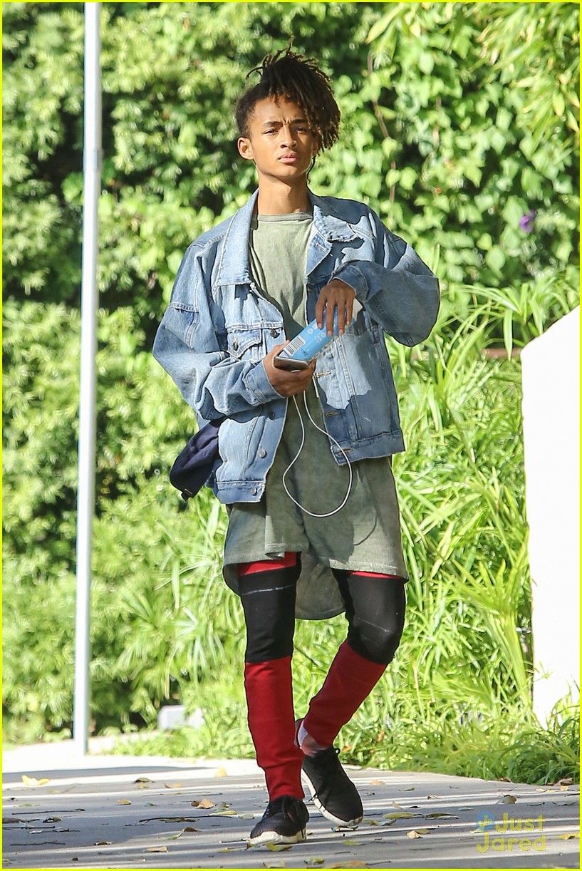 jaden smith chuggs water from box 07