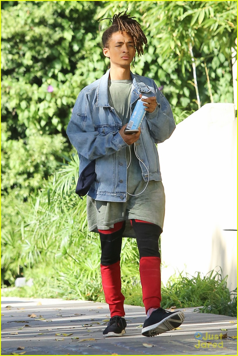 jaden smith chuggs water from box 08