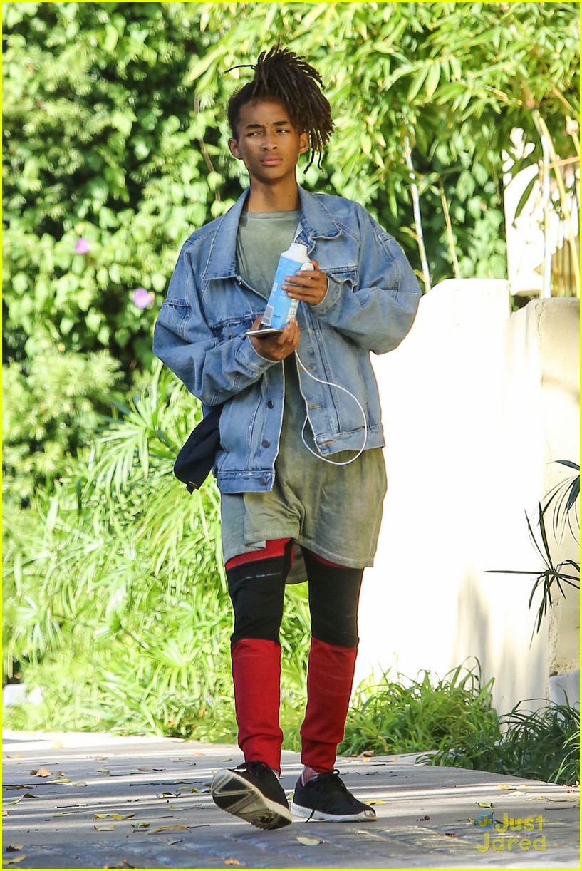 jaden smith chuggs water from box 09