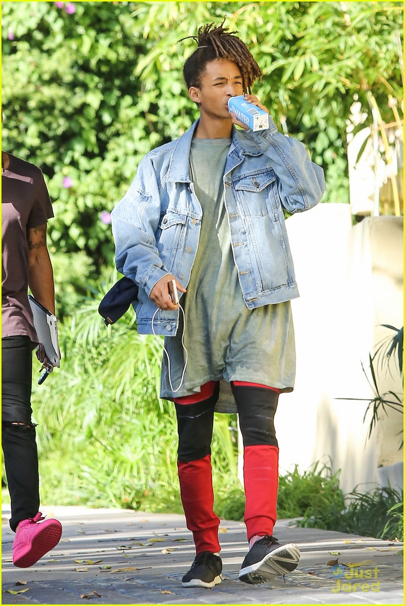 jaden smith chuggs water from box 12