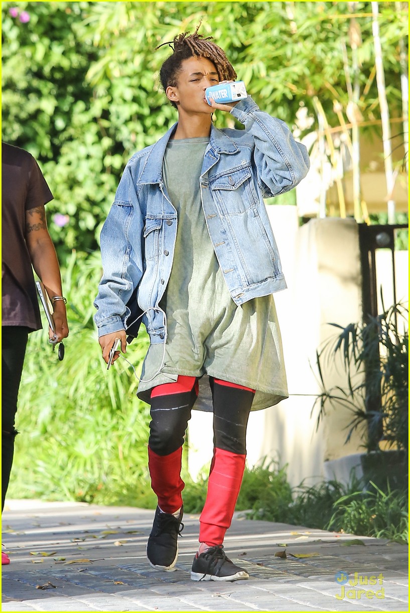 jaden smith chuggs water from box 13