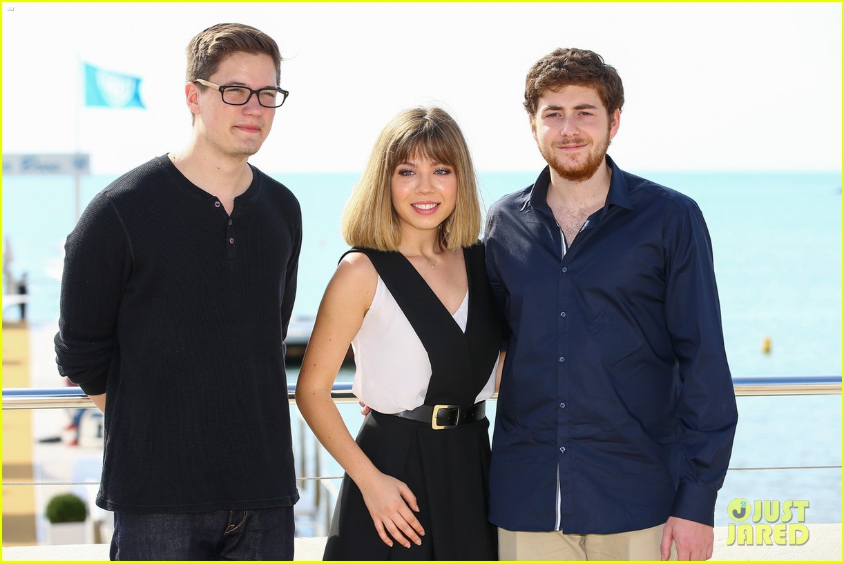 jennette mccurdy between photo call cannes 04