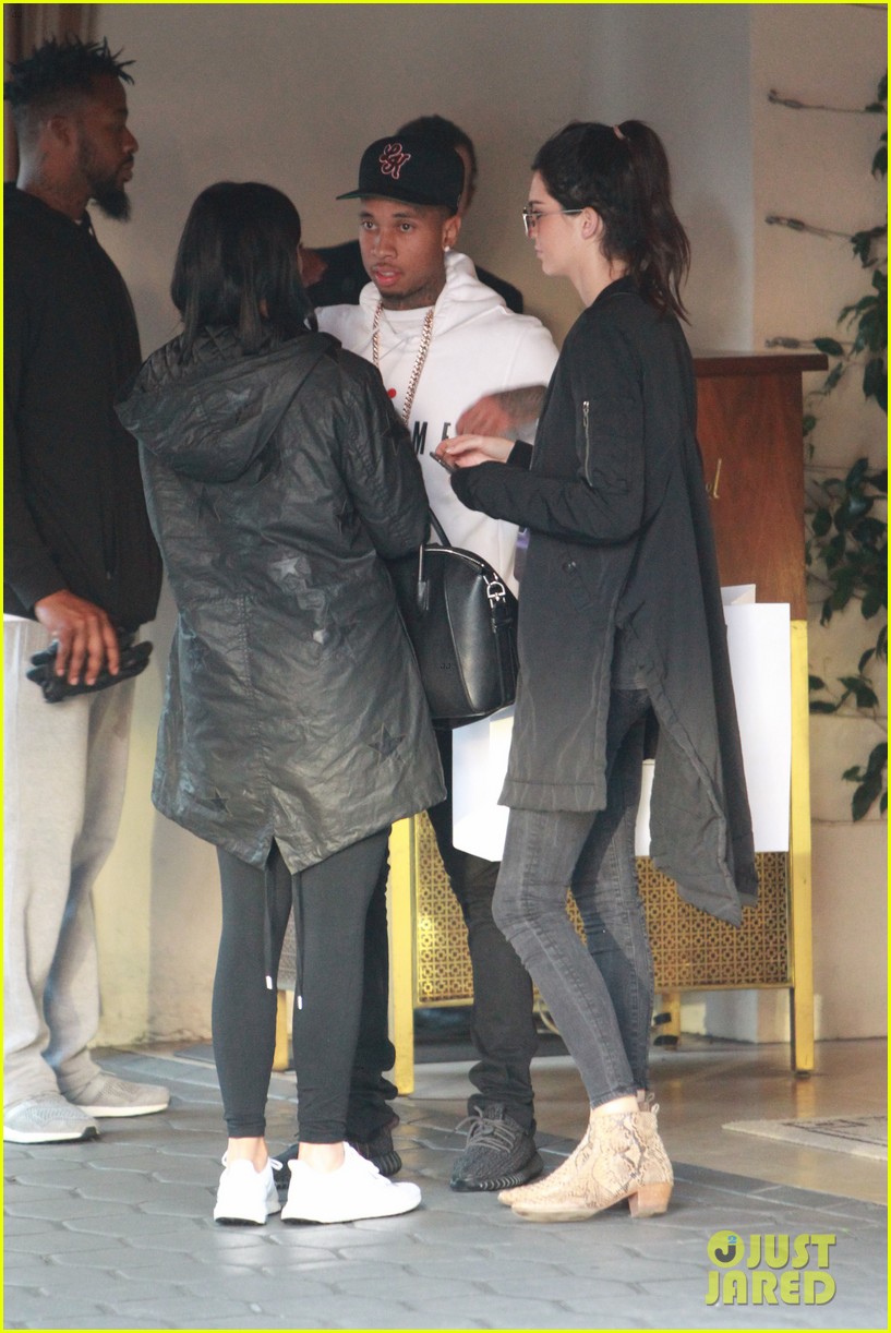 kendall jenner plays third wheel with kylie tyga 01