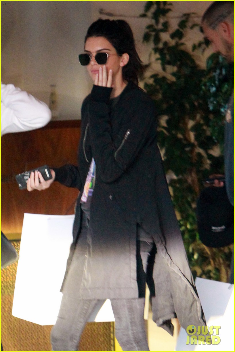 kendall jenner plays third wheel with kylie tyga 04