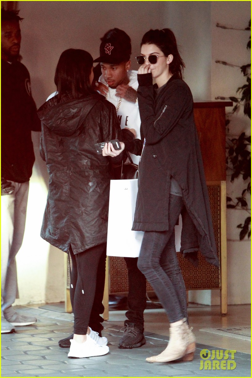 kendall jenner plays third wheel with kylie tyga 06