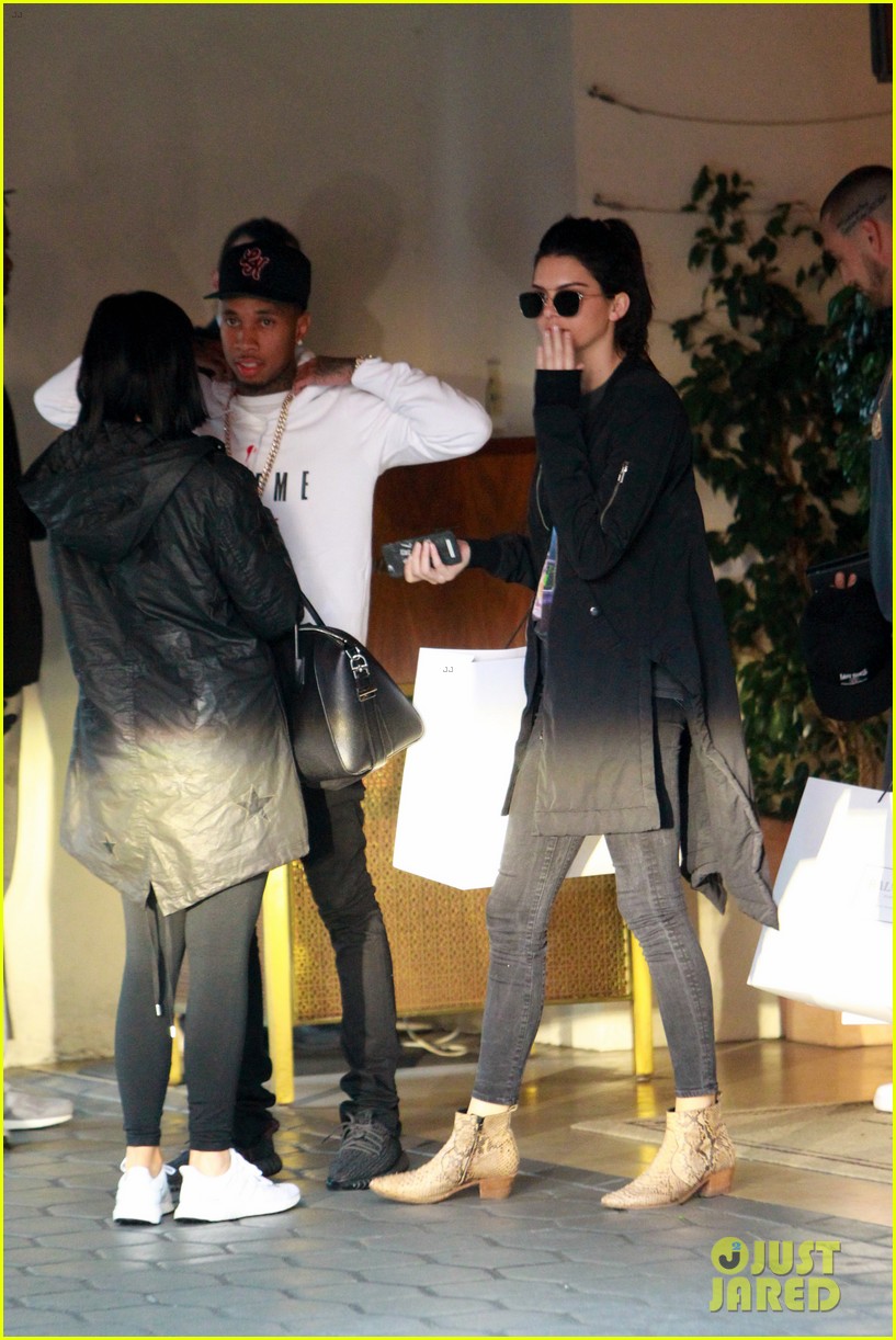 kendall jenner plays third wheel with kylie tyga 07