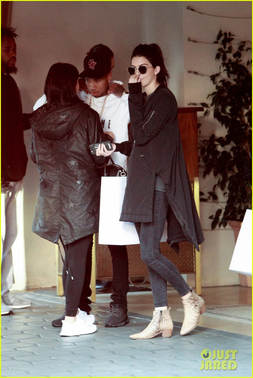 kendall jenner plays third wheel with kylie tyga 10