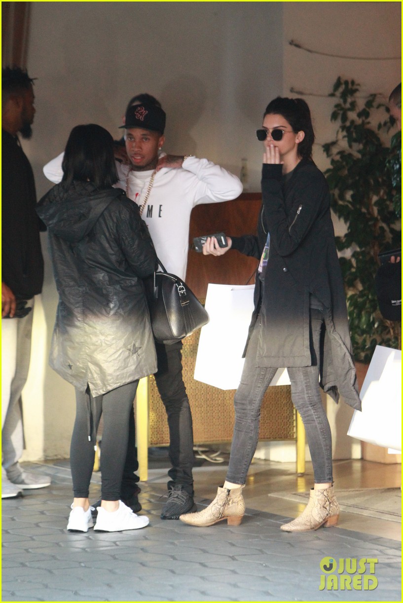 kendall jenner plays third wheel with kylie tyga 35