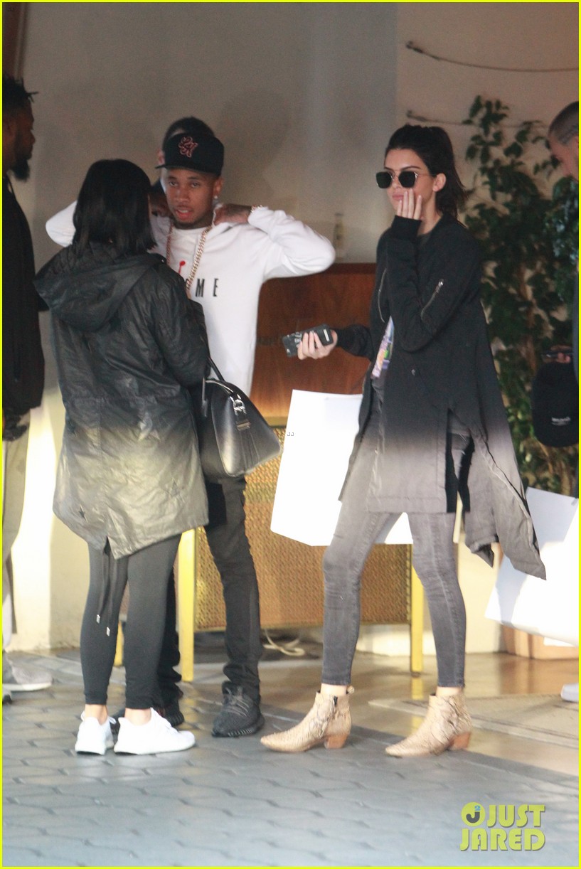 kendall jenner plays third wheel with kylie tyga 36