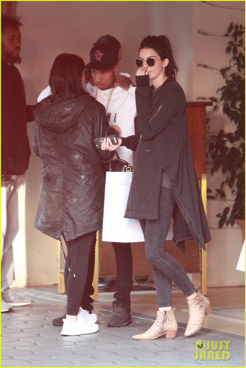 kendall jenner plays third wheel with kylie tyga 38