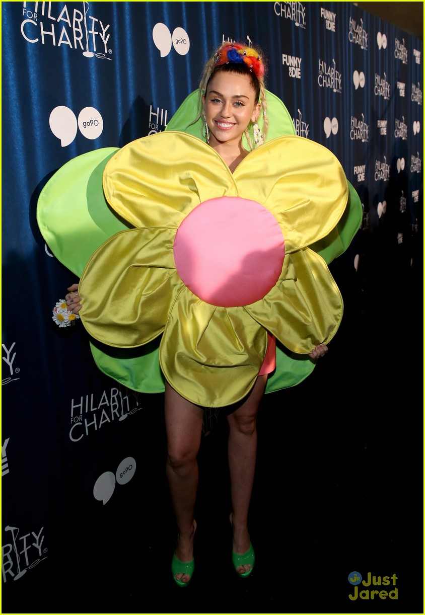 joey king miley cyrus giant flower hilarity charity event 04