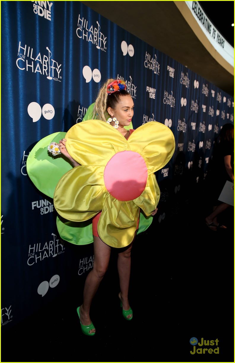 joey king miley cyrus giant flower hilarity charity event 10