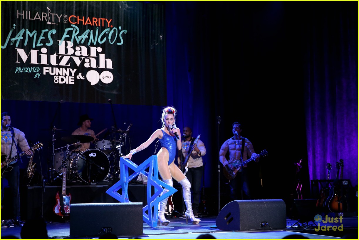 joey king miley cyrus giant flower hilarity charity event 19