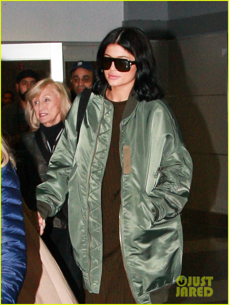 kendall kylie jenner hold hands nyc 03