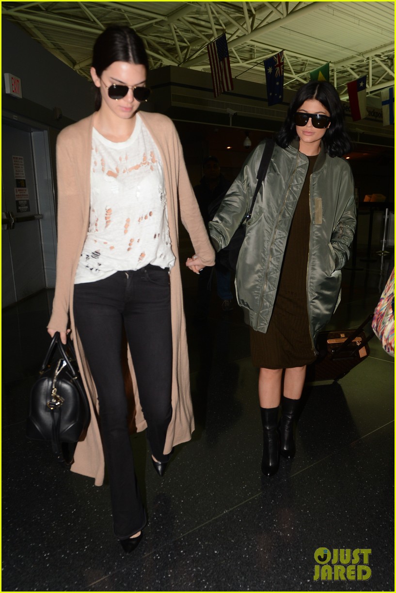 kendall kylie jenner hold hands nyc 18