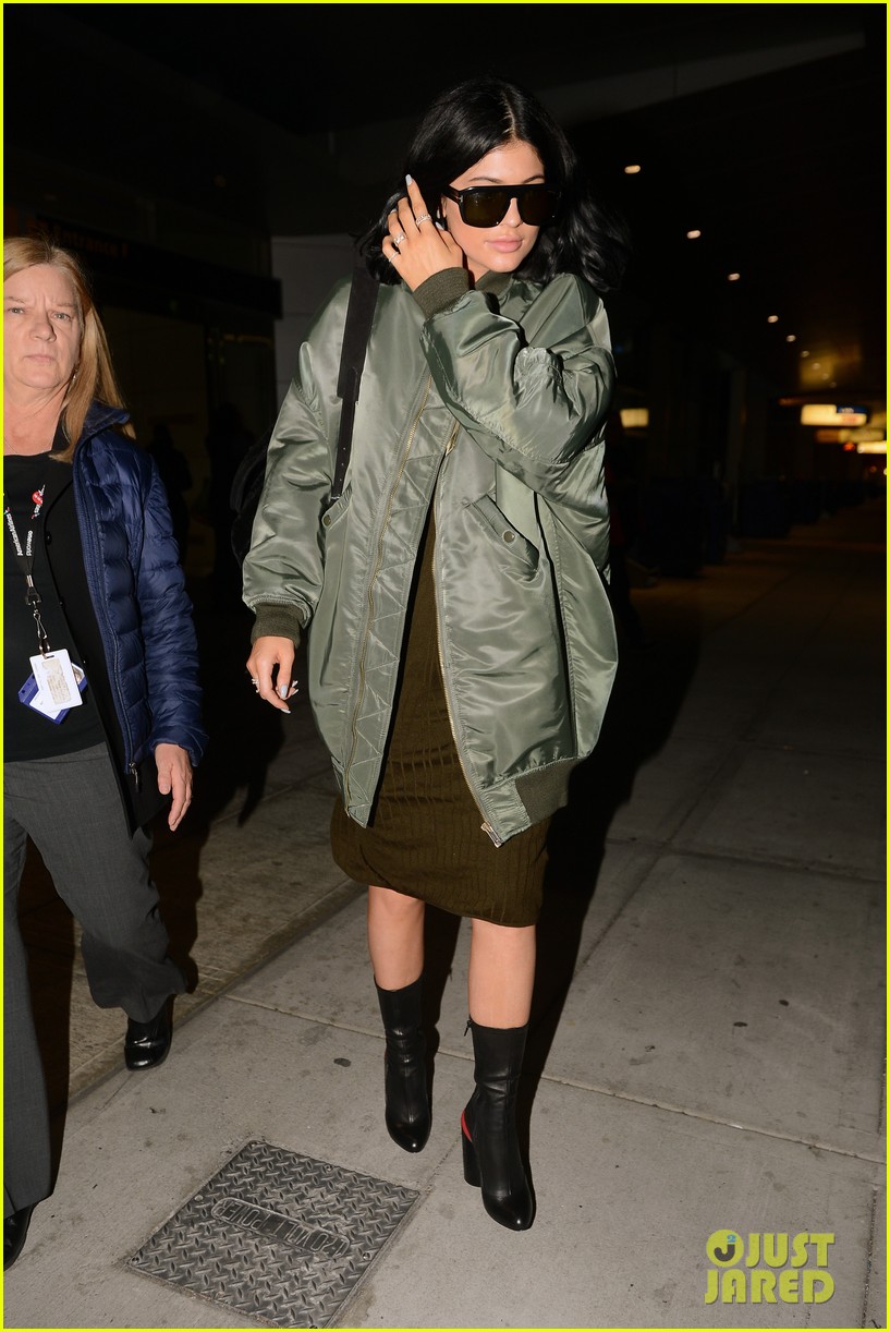 kendall kylie jenner hold hands nyc 21