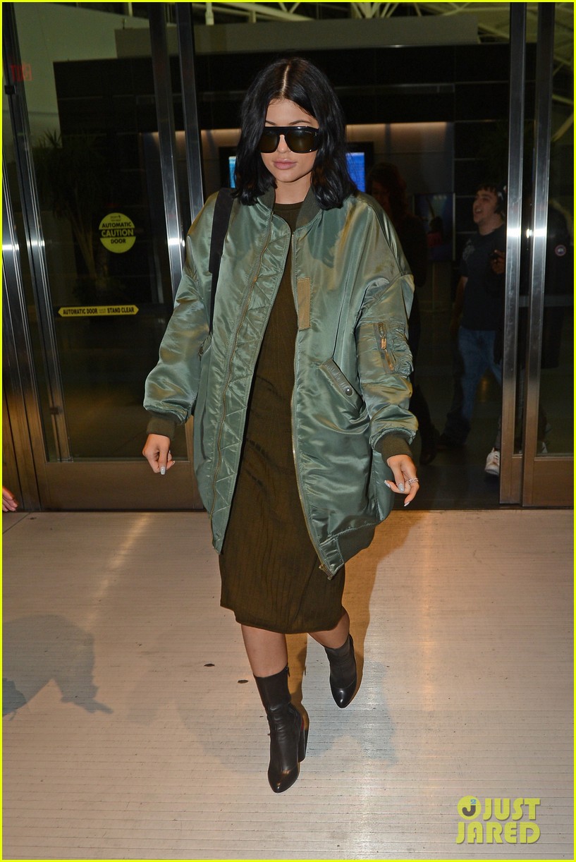 kendall kylie jenner hold hands nyc 22