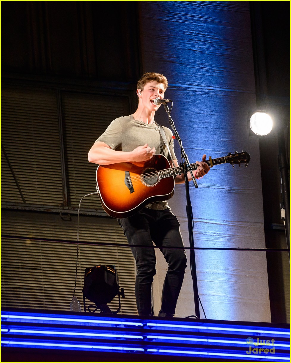 shawn mendes pop up radio city marquee 07