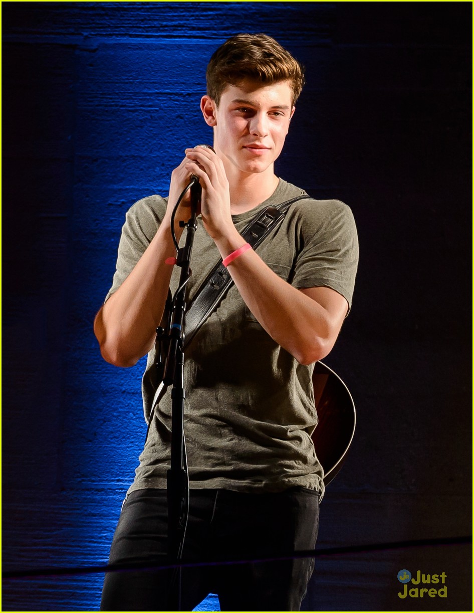 shawn mendes pop up radio city marquee 09