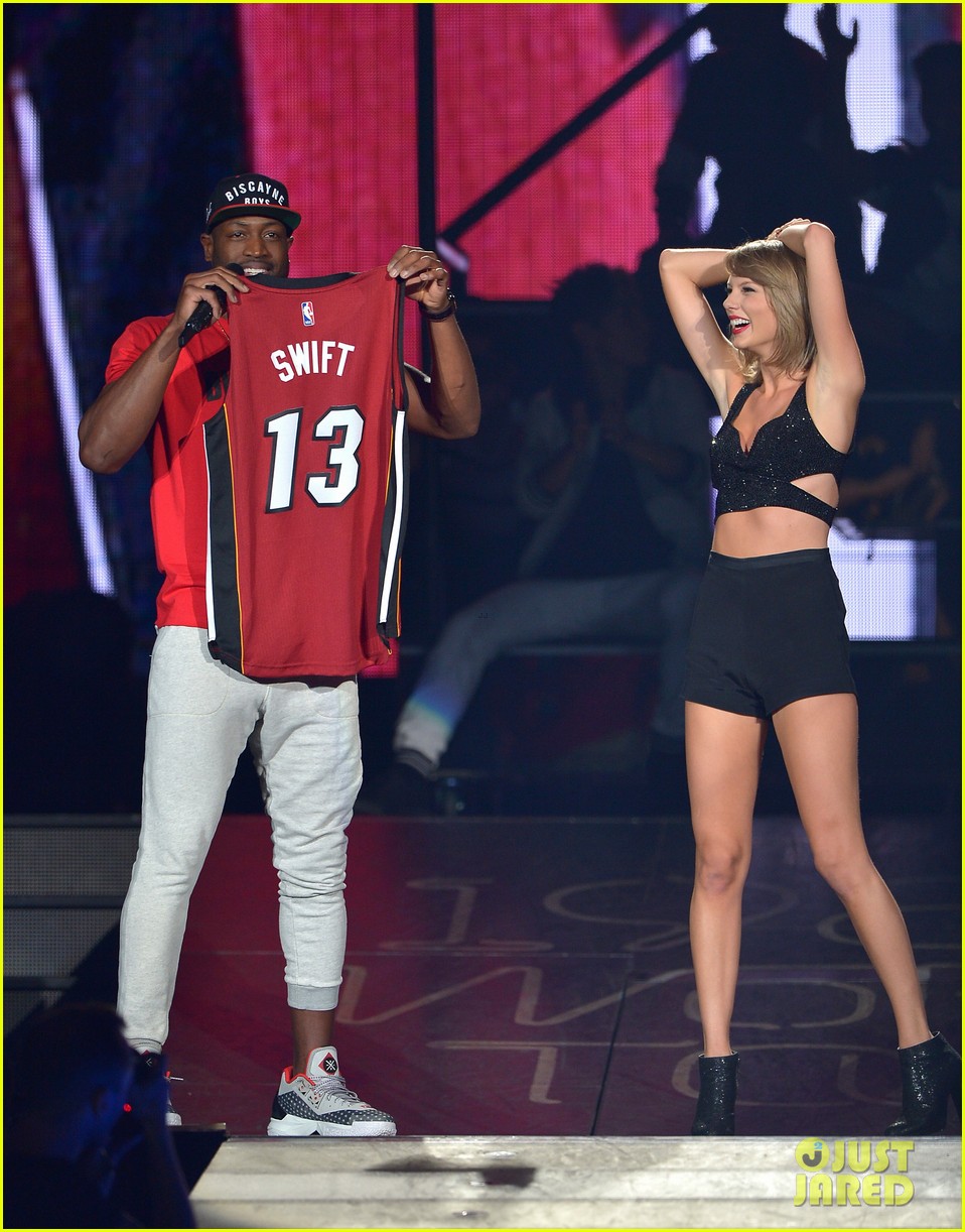 taylor swift welcomes ricky martin pitbull to the stage 05