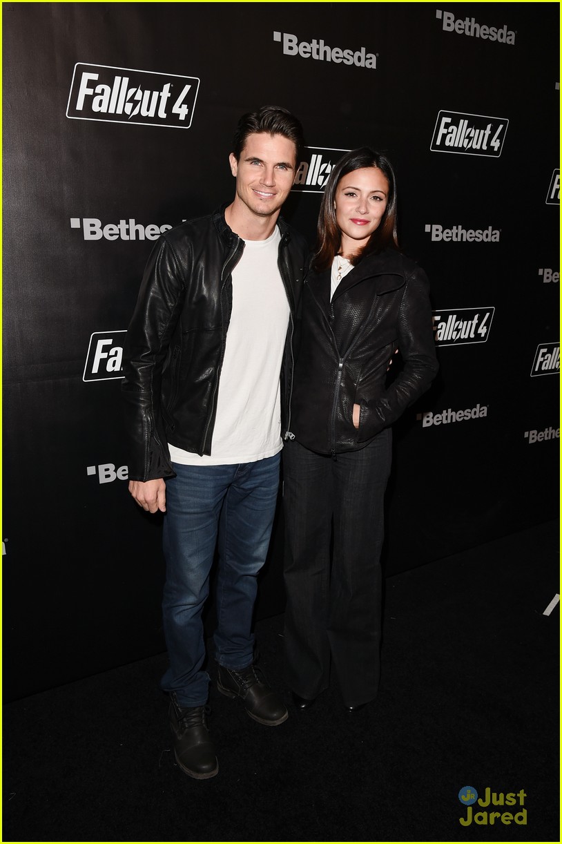 robbie amell italia ricci couple up for video game launch 01