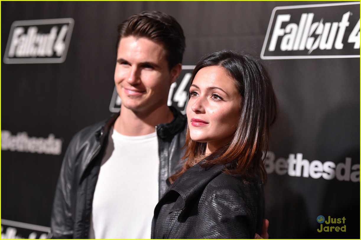 robbie amell italia ricci couple up for video game launch 32