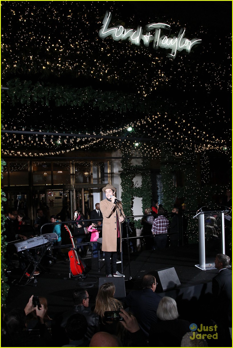 austin mahone lord taylor window unveiling concert 31