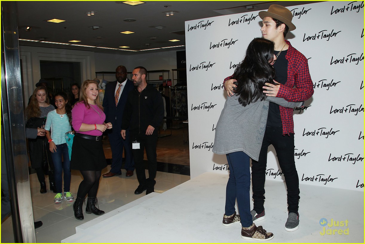 austin mahone lord taylor window unveiling concert 43