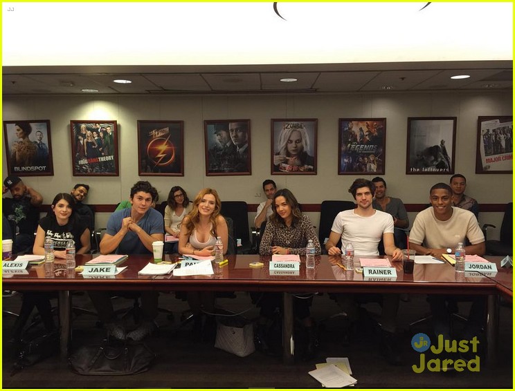 famous in love table read bella thorne 02