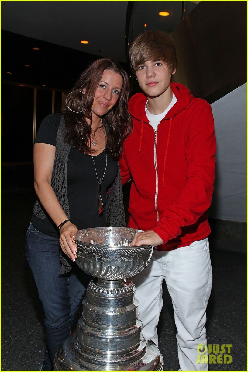justin biebers relationship with his mom is pretty nonexisting 06