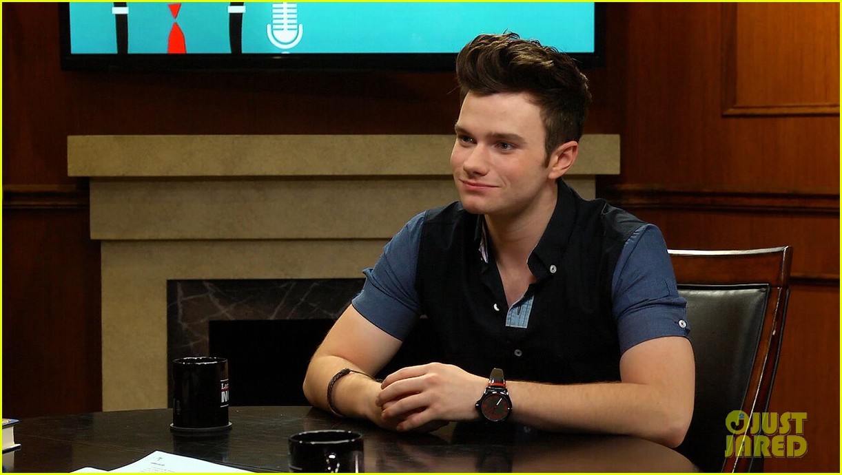 chris colfer dishes on the latest with larry 03