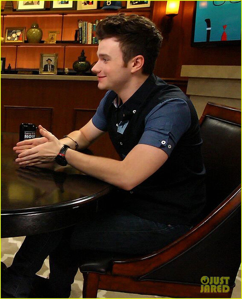 chris colfer dishes on the latest with larry 04