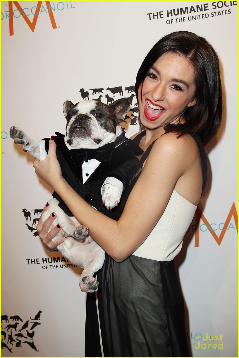 christina grimmie bulldog kisses humane society gala 09